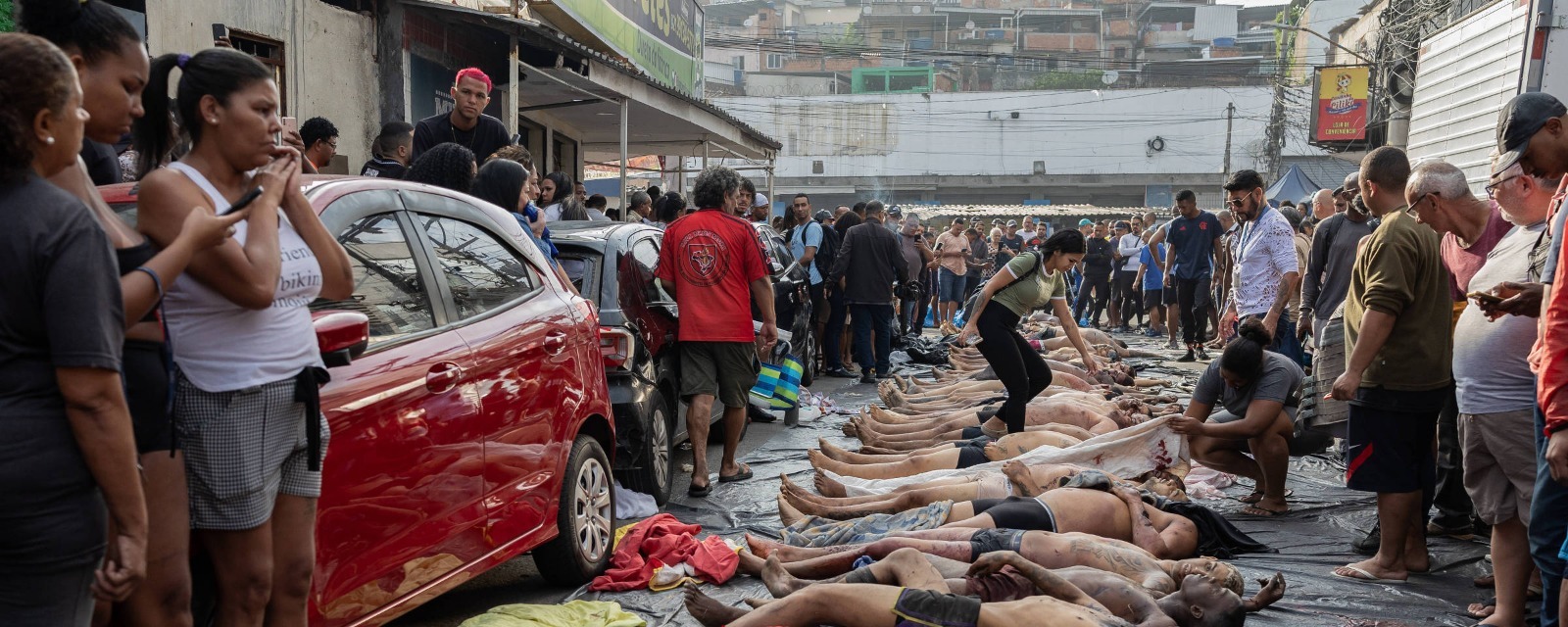 Mais de 50 corpos são expostos em praça após ação mais letal do RJ; mortes ficam fora de balanço oficial