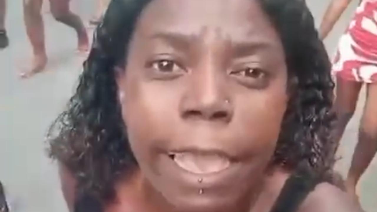 Vídeo: Protesto e tensão marcam busca por corpos no Complexo da Penha
