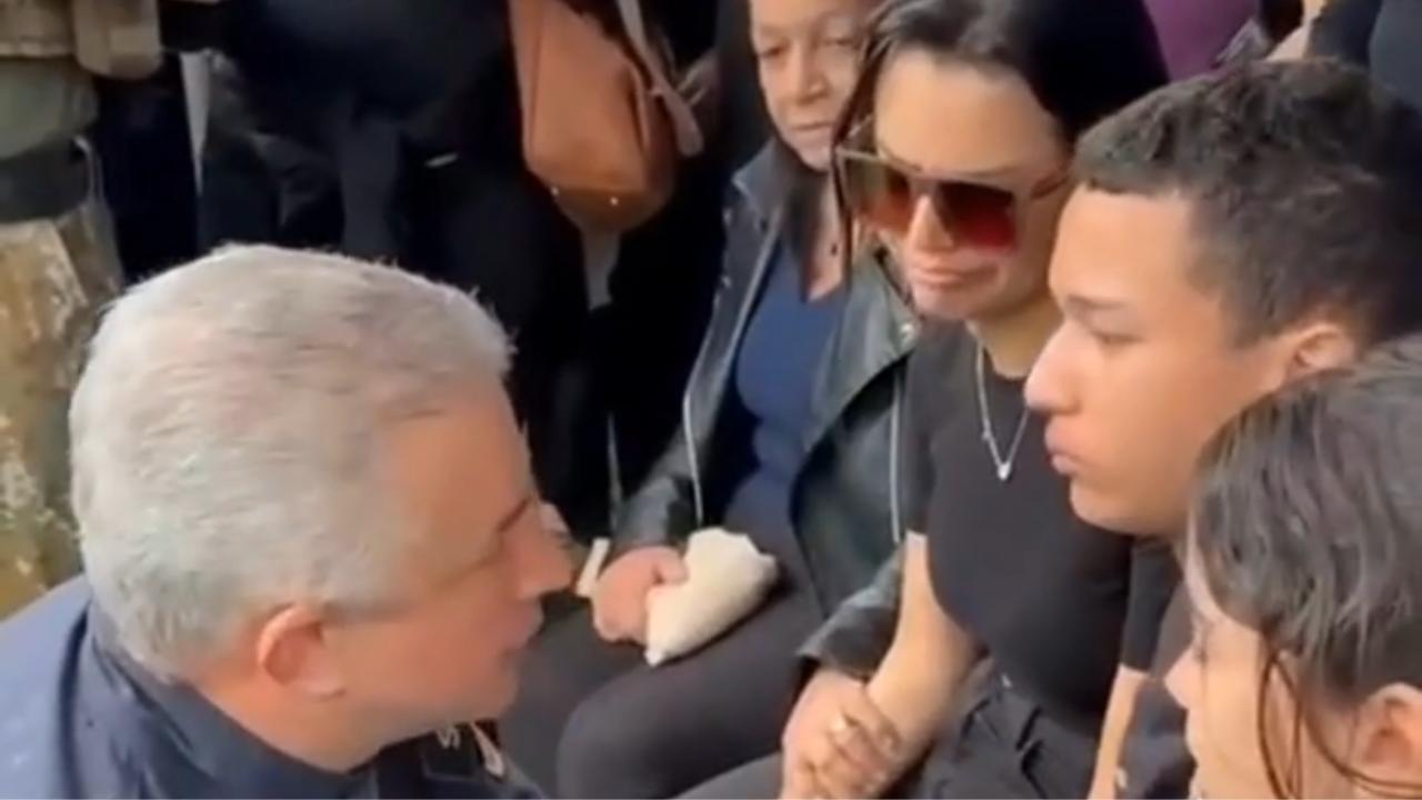 Vídeo: Comandante da PM conforta filhos do sargento do BOPE em sepultamento