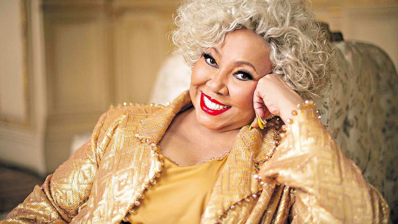 Homem confunde Alcione com Elza Soares em aeroporto e cantora reage