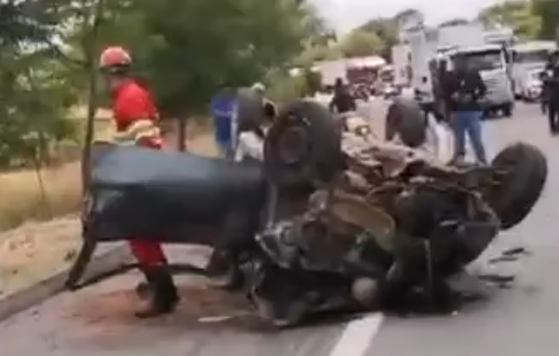 Colisão entre carro e ambulância deixa três mortos na BR-153, em Professor Jamil