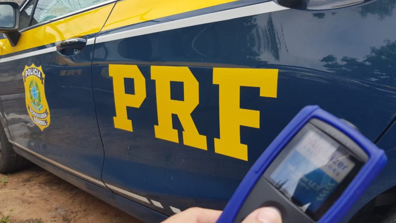 Homem bêbado capota carro com filhos e é preso em Abadiânia
