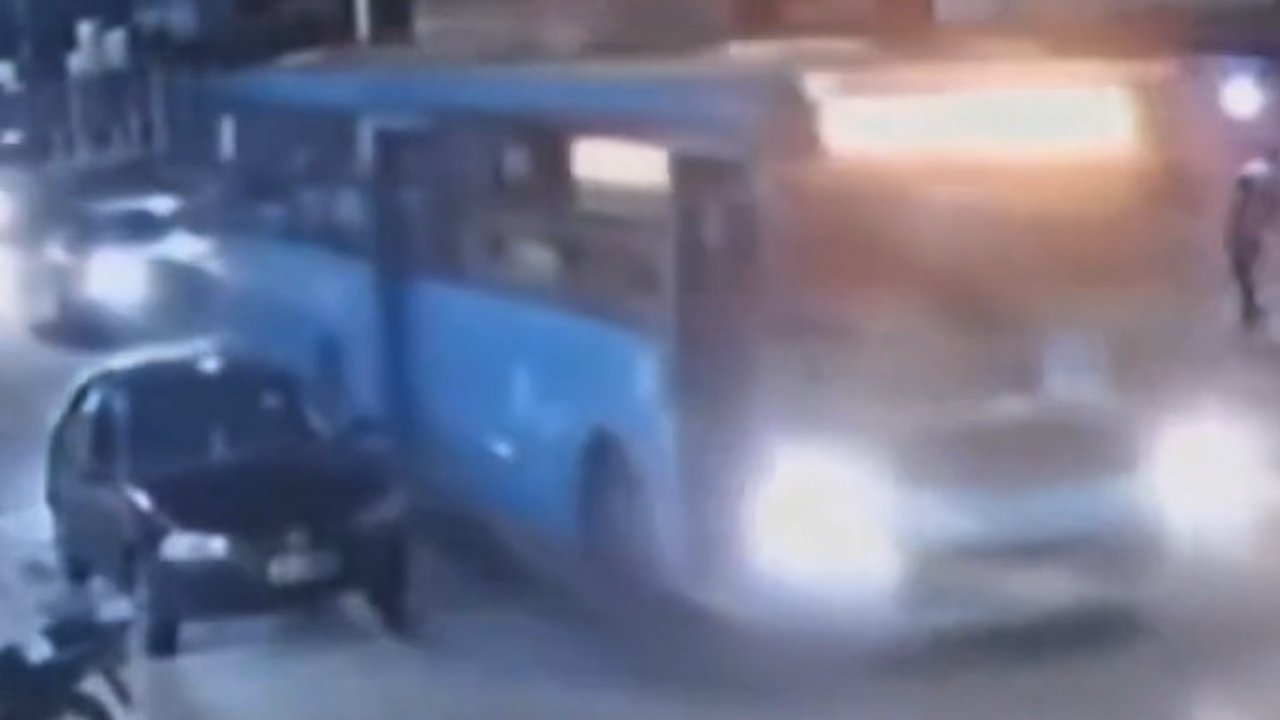 Vídeo: Dois adolescentes caem por janela de ônibus escolar em movimento