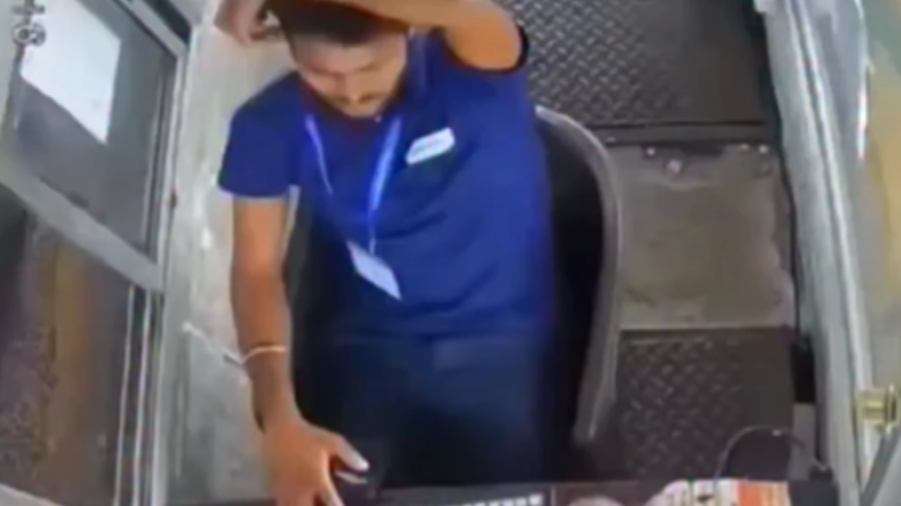 Vídeo: Acidente com caminhão destrói cabine de pedágio