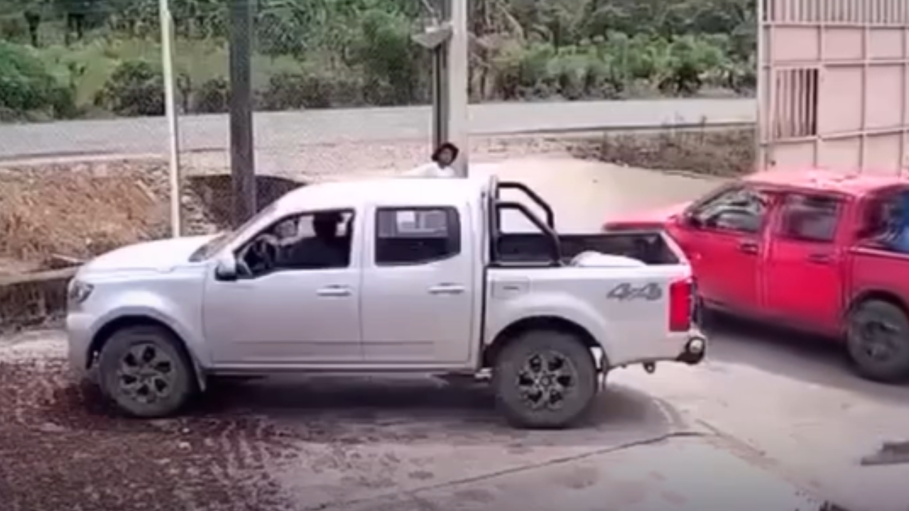 Choque entre duas caminhonetes no Equador impressiona moradores