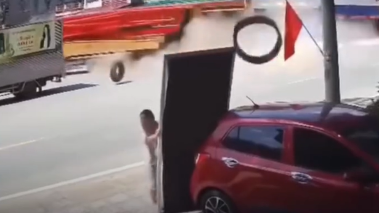 Pneu explode em estrada e fragmento metálico quase atinge pedestre