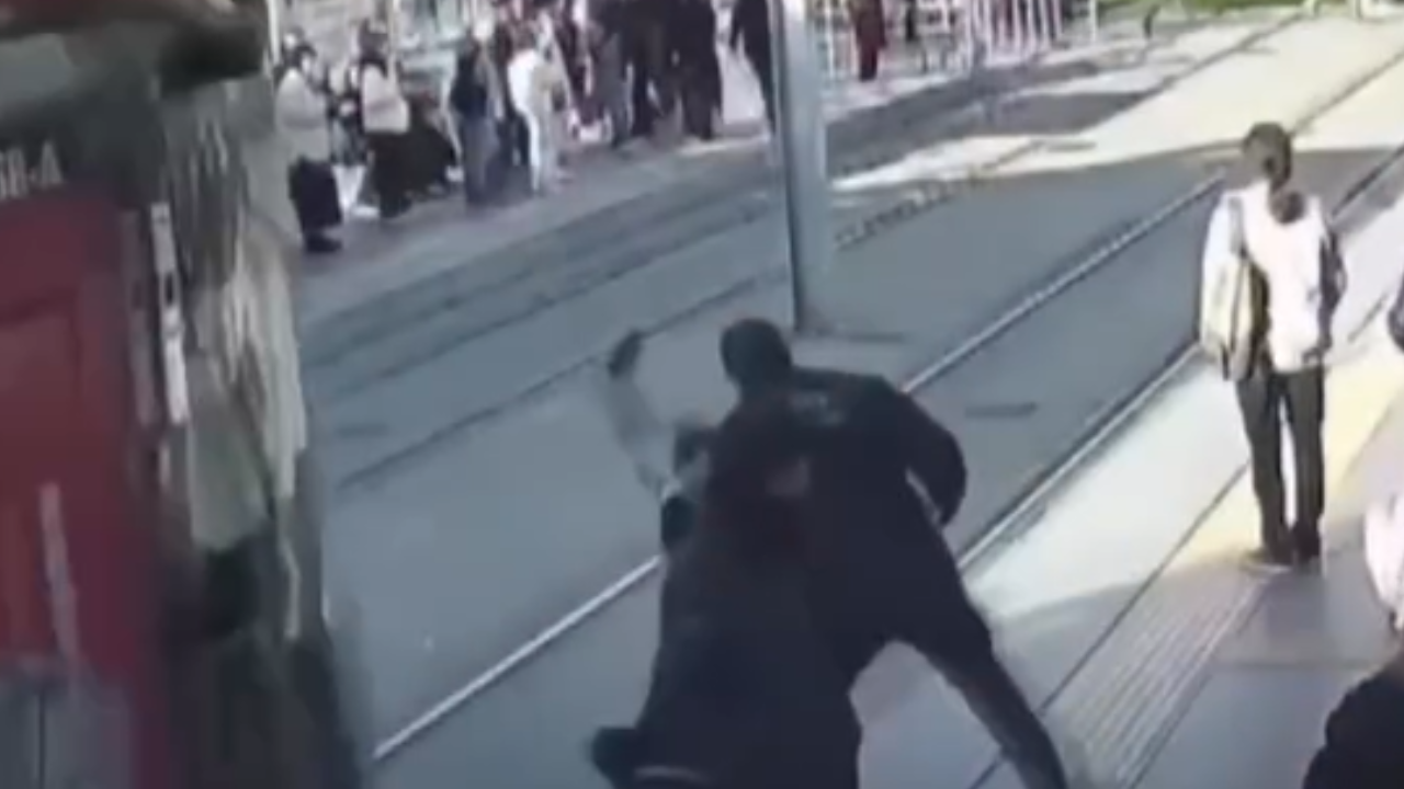 Guarda heroico salva mulher de ser atingida por bonde na Turquia
