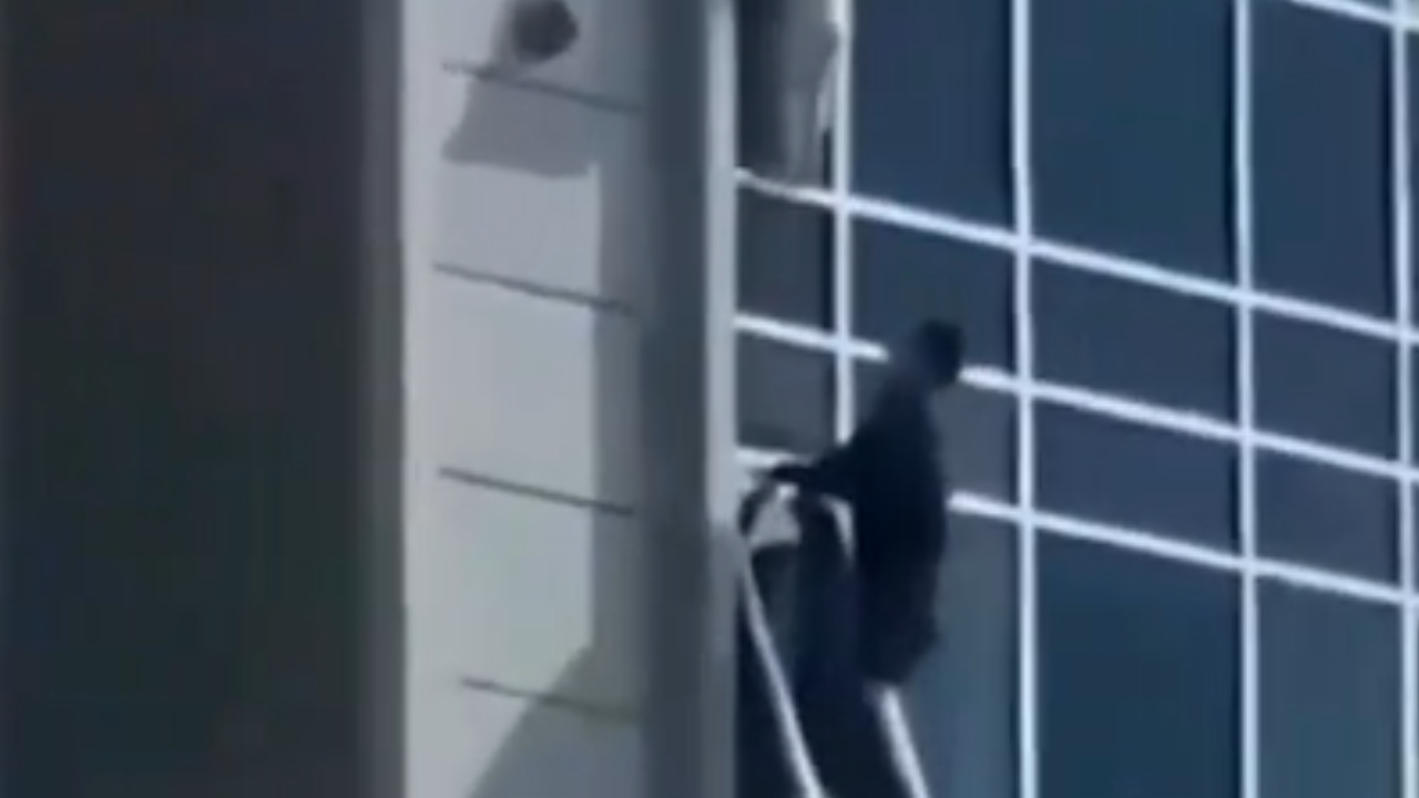 Herói anônimo salva criança prestes a cair do oitavo andar no Cazaquistão