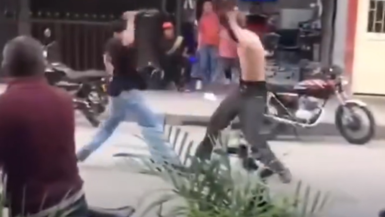 Vídeo: Briga com facas em via pública causa pânico entre pedestres