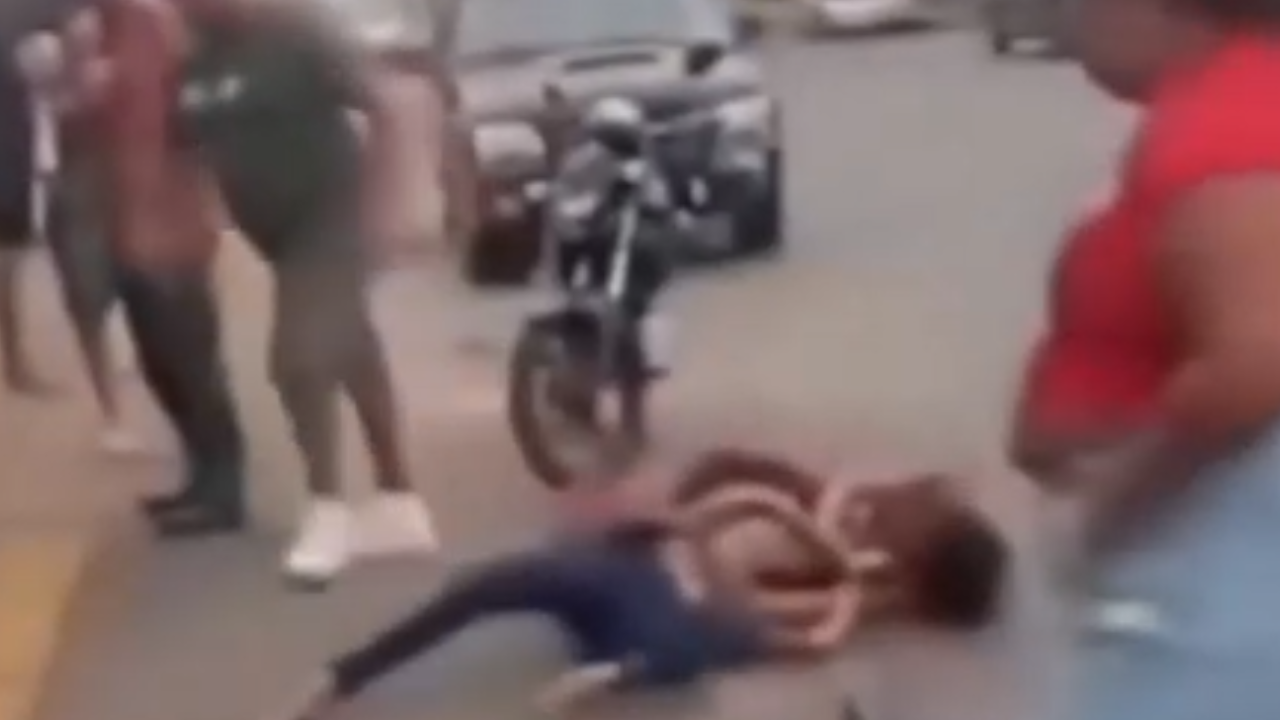 Briga entre mulheres causa tumulto em frente a distribuidora no Cidade Jardim