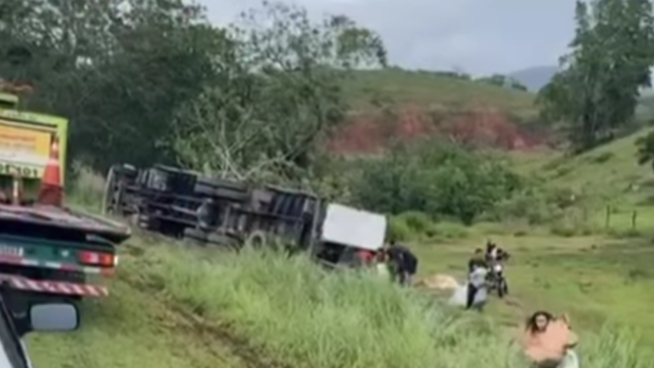 A corporação alerta que saquear mercadorias em situações como essa é uma ação criminosa
