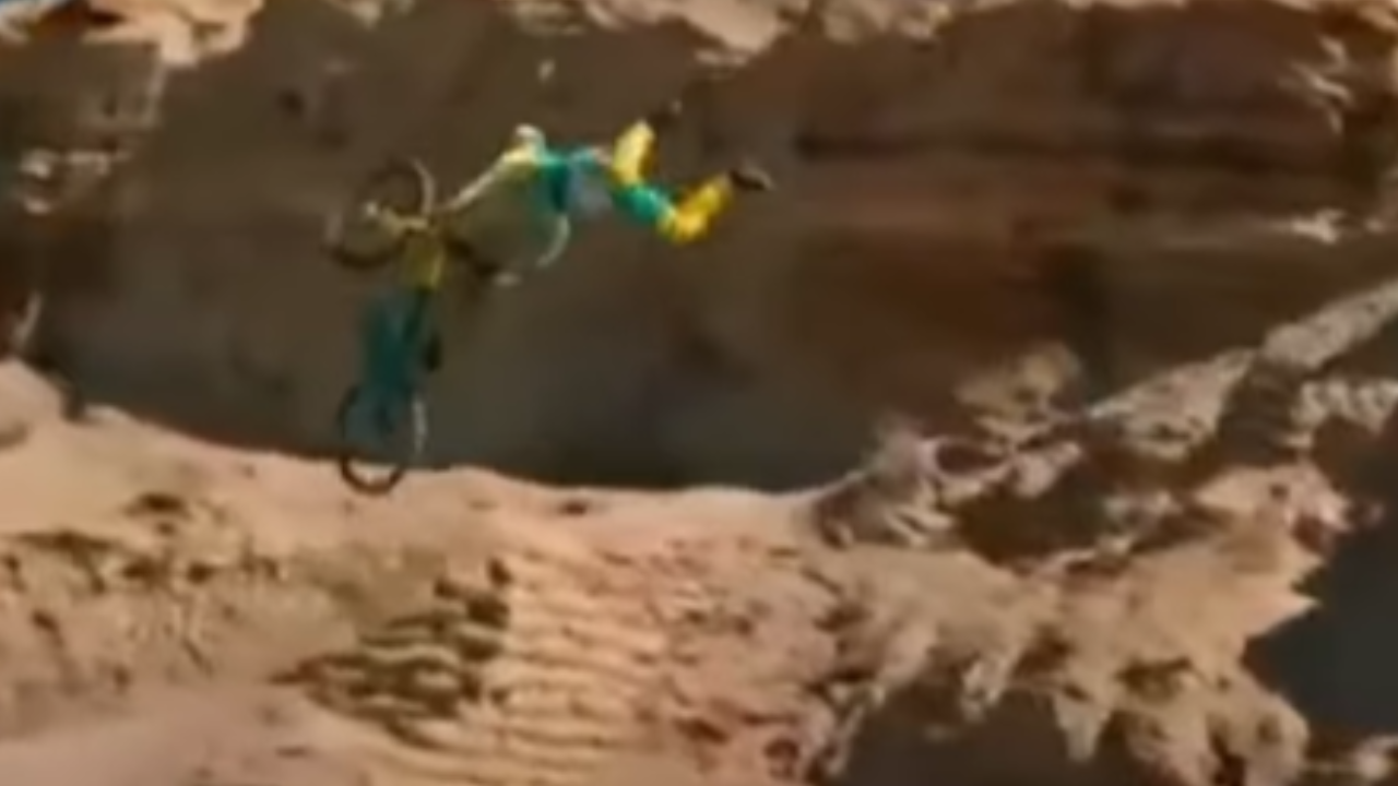 Ciclista espanhol sofre acidente grave ao tentar manobra radical em penhasco nos EUA