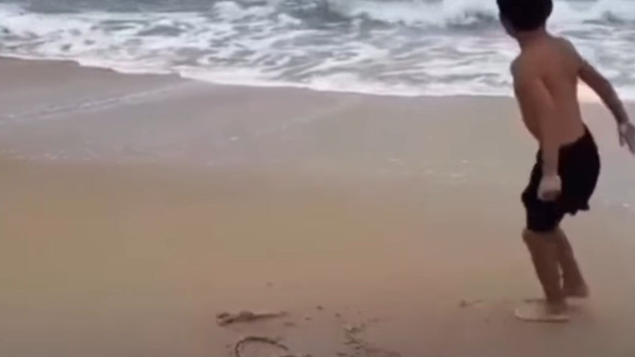 Vídeo: Fé na praia: menino escreve 'Deus' na areia e ondas não apagam