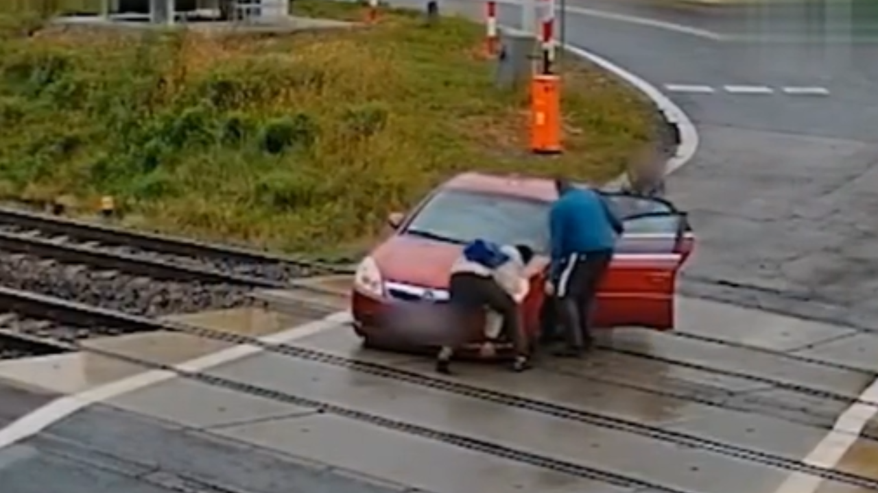 Vídeo: Tragédia evitada: veículo perde roda e quase é atingido por trem