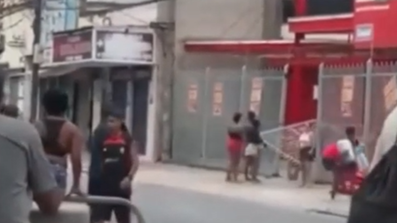 Em meio a cenário de guerra, moradores saqueiam mercado no Rio