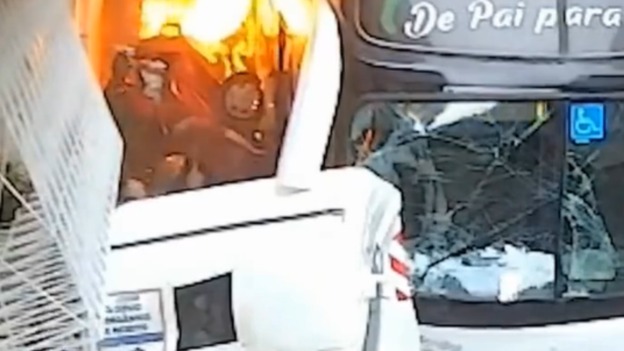 Ônibus em chamas assusta moradores no centro de Porto Alegre