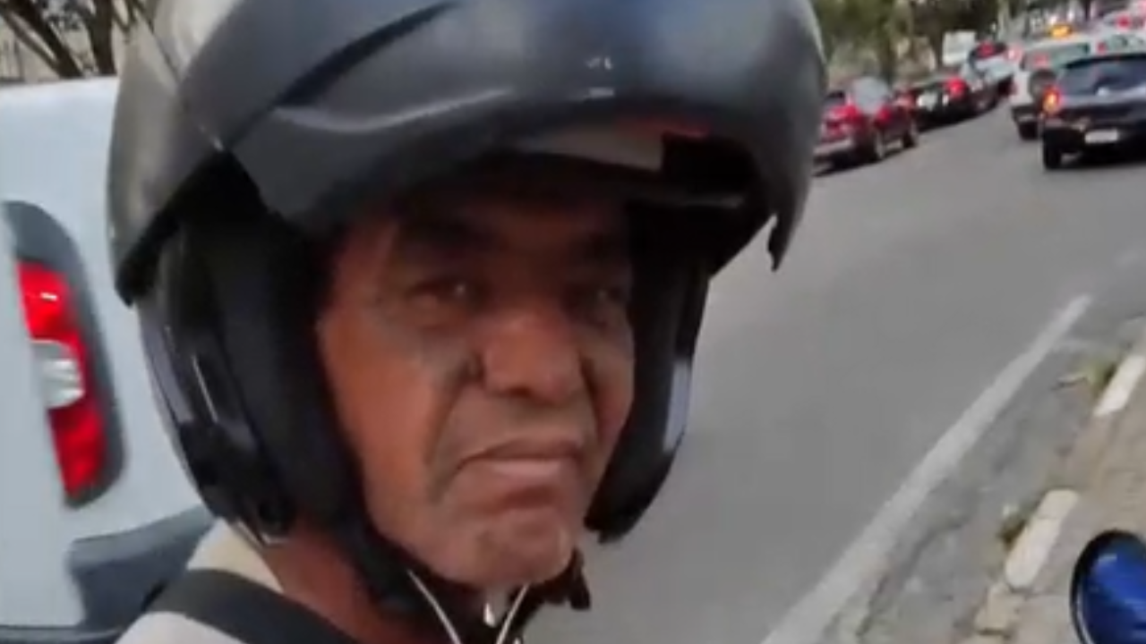 Vídeo: Motoboy recebe ajuda financeira de influencer durante expediente e se emociona