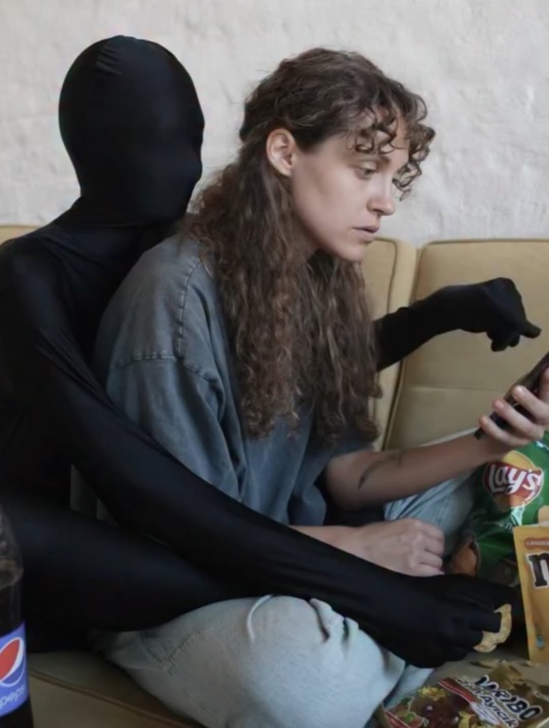 Vídeo de artista ucraniana retrata o peso invisível da depressão