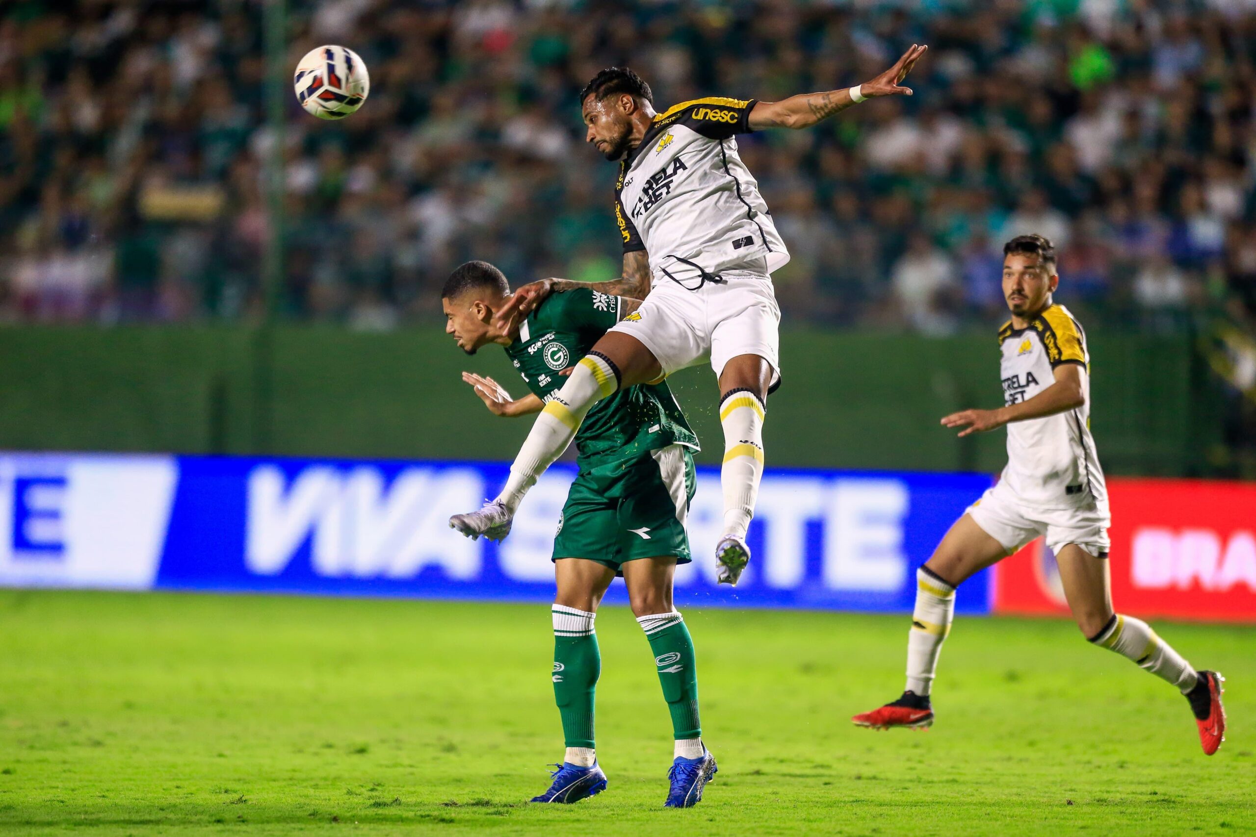 Goiás e Criciúma duelam em confronto direto na reta final da Série B