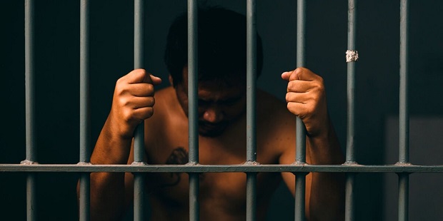 Policial civil é afasta após suruba com cinco detentos