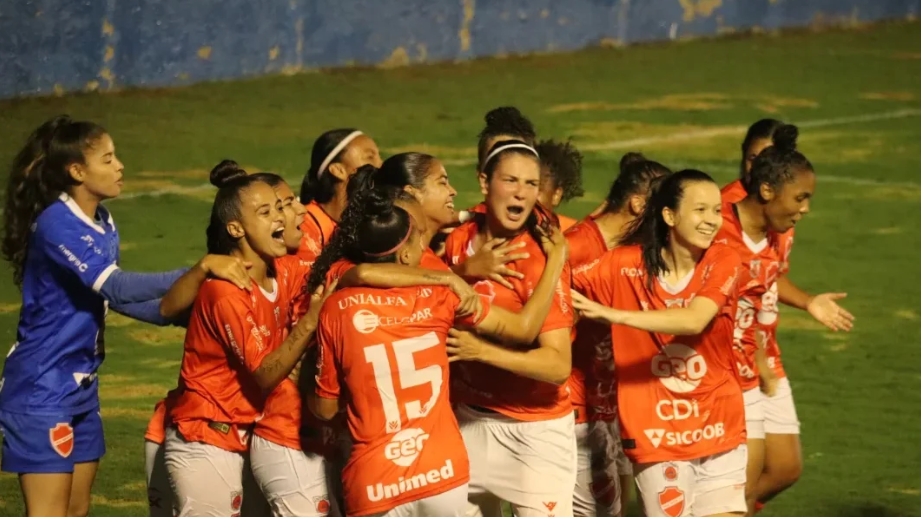 Vila Nova feminino domina e garante bicampeonato goiano com virada marcante
