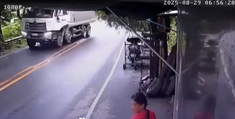 Vídeo: Motorista passa mal e carro despenca de escadaria em São Paulo