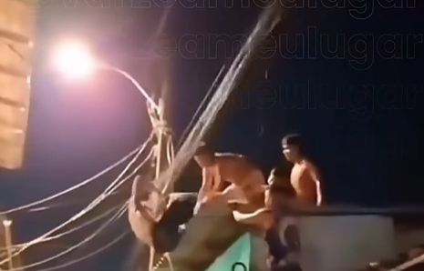 Vídeo: Homem tenta roubar moto de trabalhador e leva 'lição' de populares