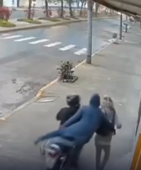 Vídeo: Reviravolta: dupla tenta roubar homem, mas vítima reage e detém assaltante