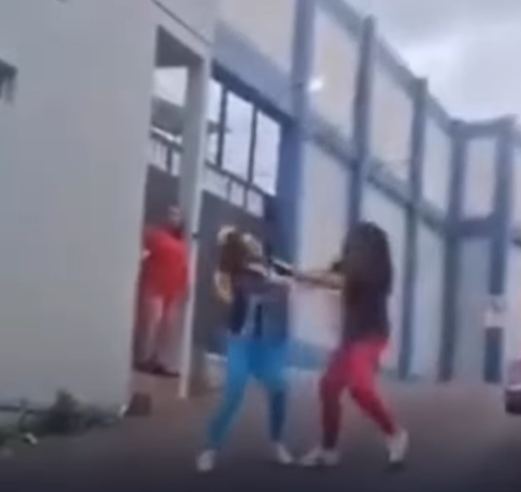 Vídeo: Duas mulheres do mesmo detento se enfrentam ao visitá-lo em presídio