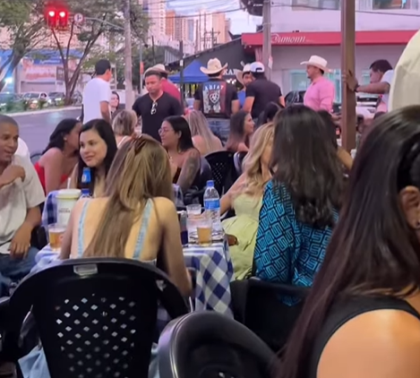 Barzinho em Goiânia vira ponto de encontro de cantores sertanejos e cowboys bonitos