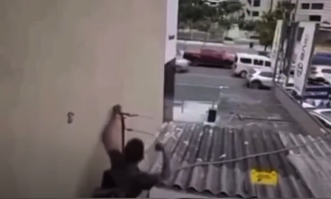 Câmeras flagram momento em que homem é atingido por choque ao invadir casa
