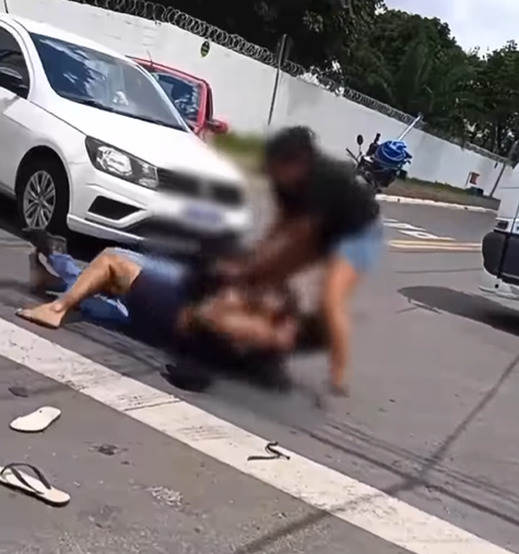 Acidente no trânsito termina em briga com motorista e passageiro em Goiânia