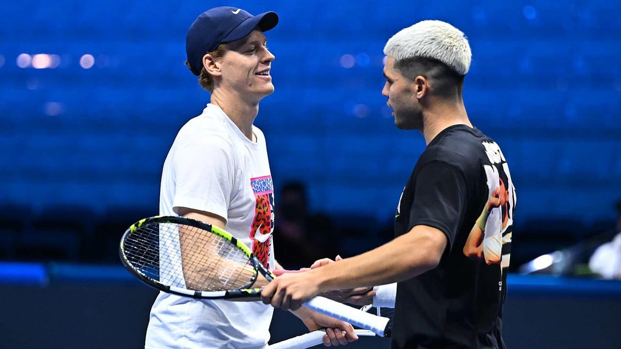 Carlos Alcaraz e Jannik Sinner travam disputa acirrada pelo topo do ranking no fim da temporada