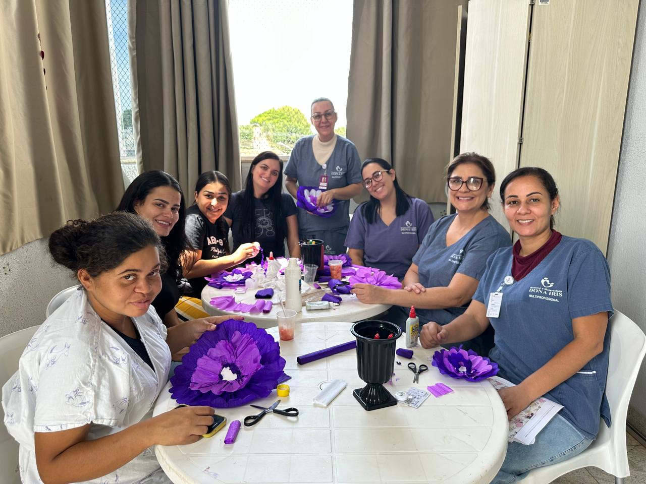 HMDI realiza arteterapia com mães de bebês internados