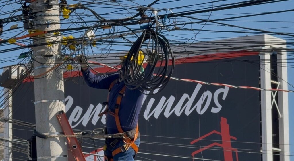 Prefeitura de Goiânia tem novo número para denúncias de fios baixos ou soltos