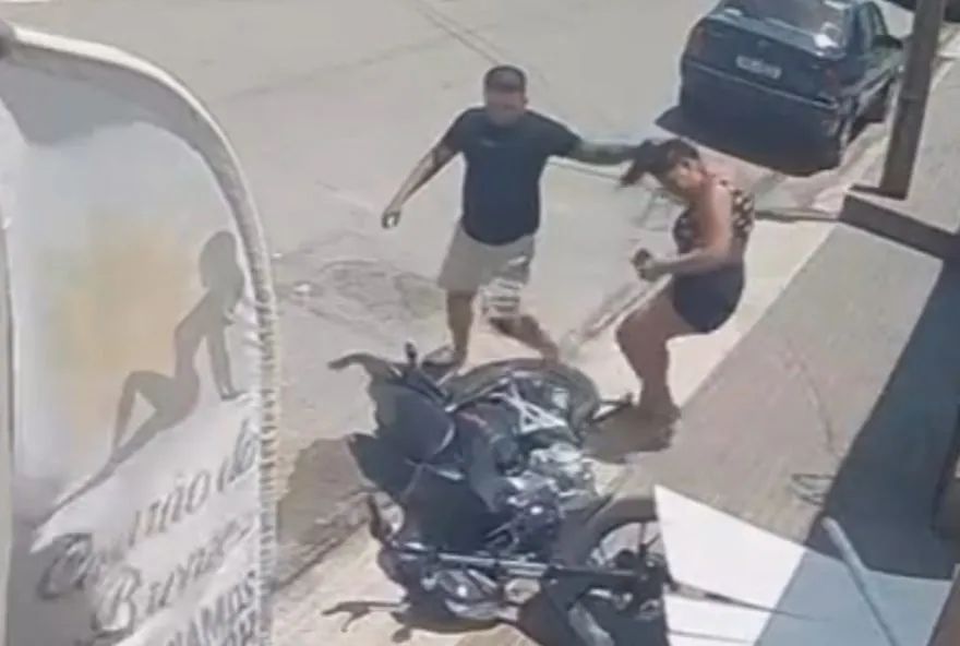Homem derruba portão e arrasta mulher pelos cabelos em clínica de Fortaleza
