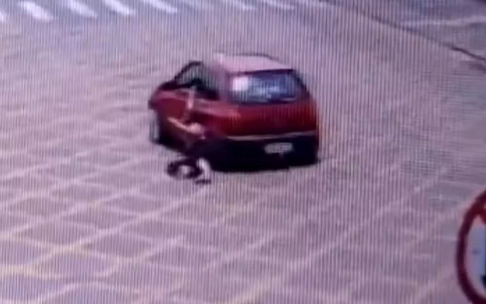 Mulher é arrastada pelo ex ao ficar presa a carro em avenida de Anápolis