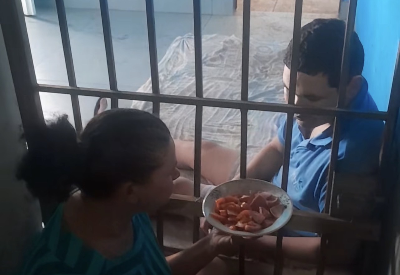 Mãe toma decisão extrema e protege filho com esquizofrenia com grade no quarto