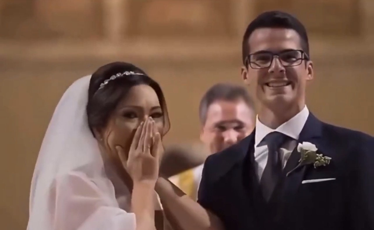Noiva fonoaudióloga é homenageada por alunos com síndrome de Down em surpresa no casamento