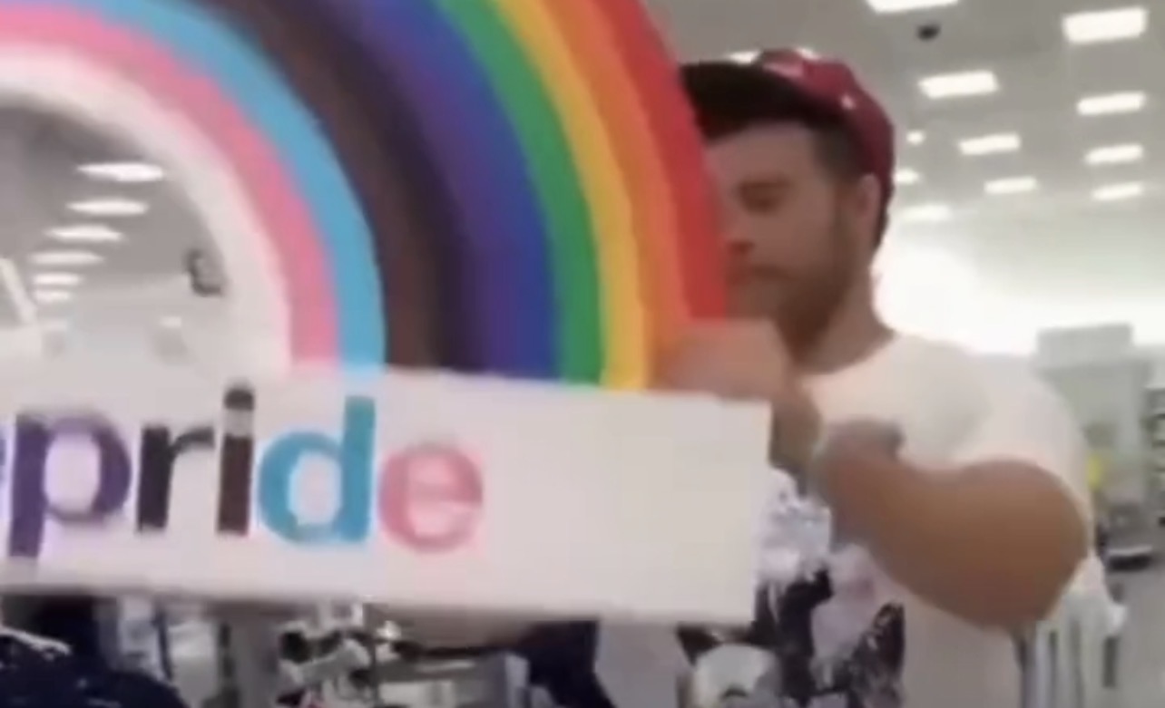 Vandalismo em loja após lançamento de coleção LGBT gera repercussão