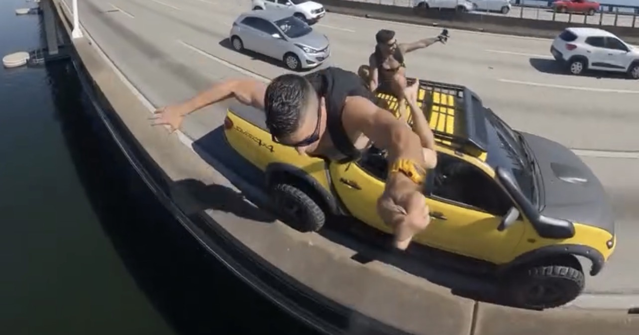 Atleta radical salta da Ponte Rio-Niterói em carro em movimento