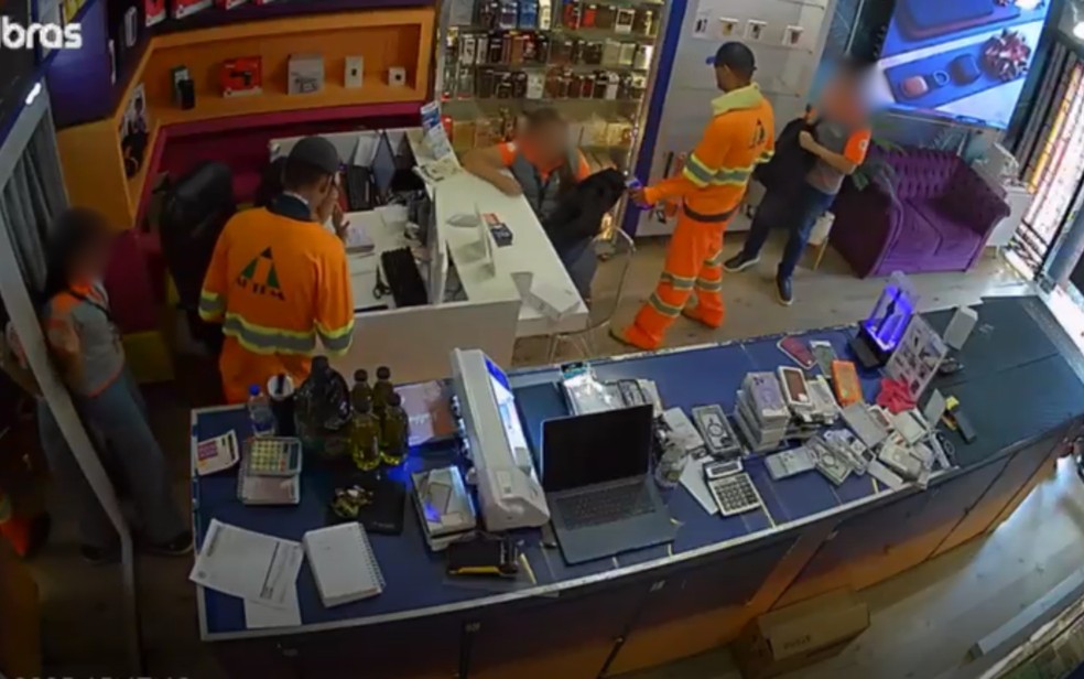 Assaltantes roubam loja de celulares e fogem em carro abandonado