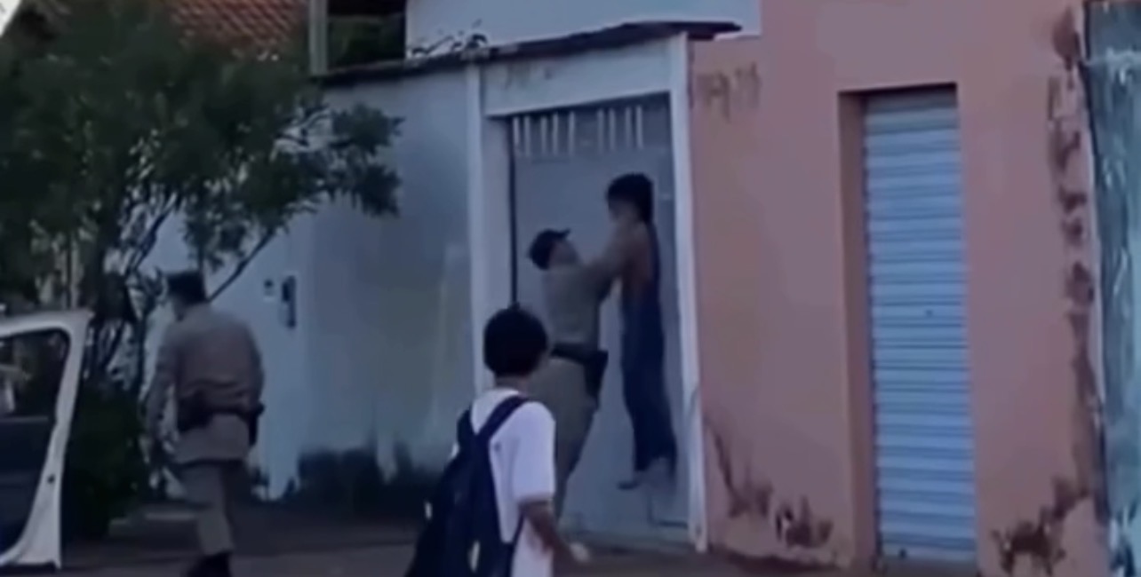 Policial empurra mulher contra portão durante confusão em escola de Campo Limpo de Goiás