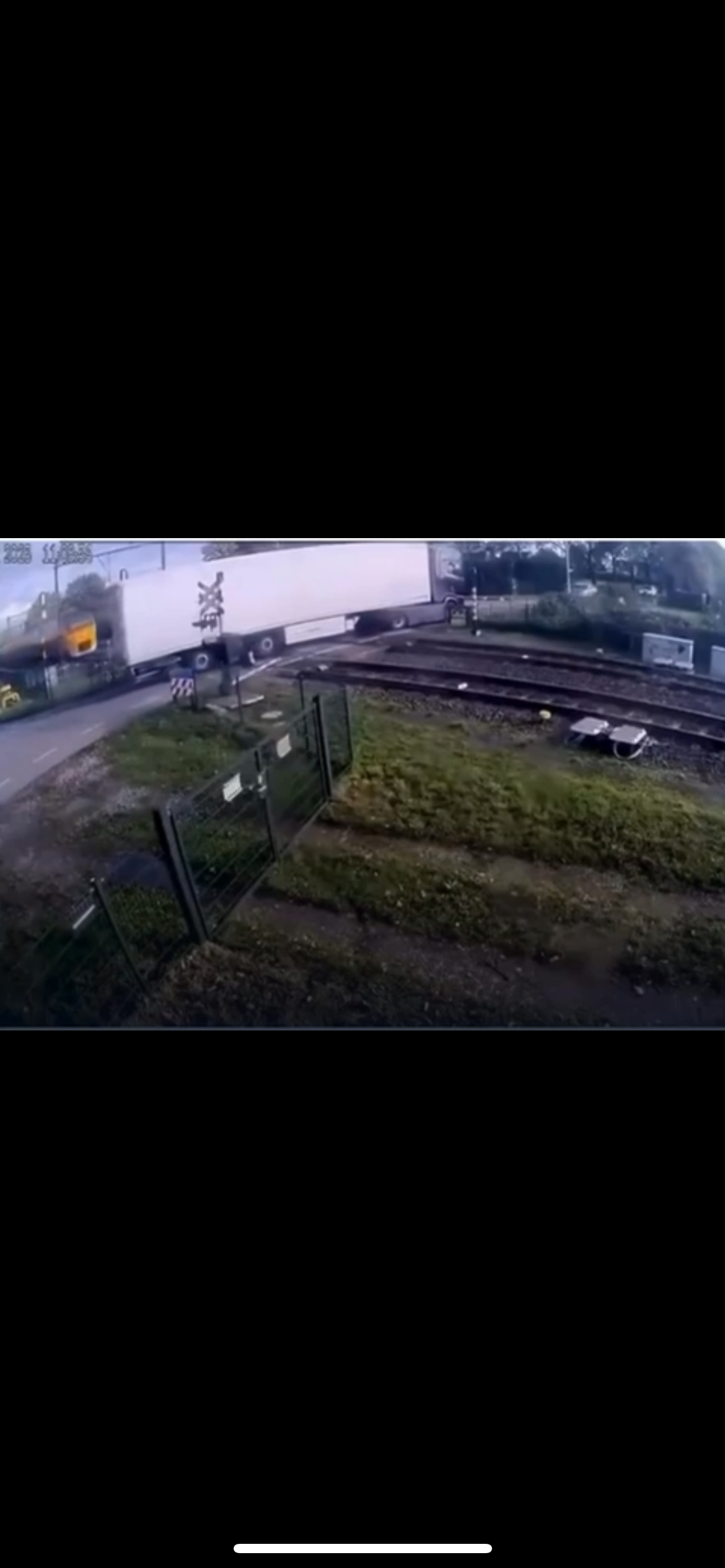 Vídeo: Trem colide com caminhão de peras e fere cinco na Holanda
