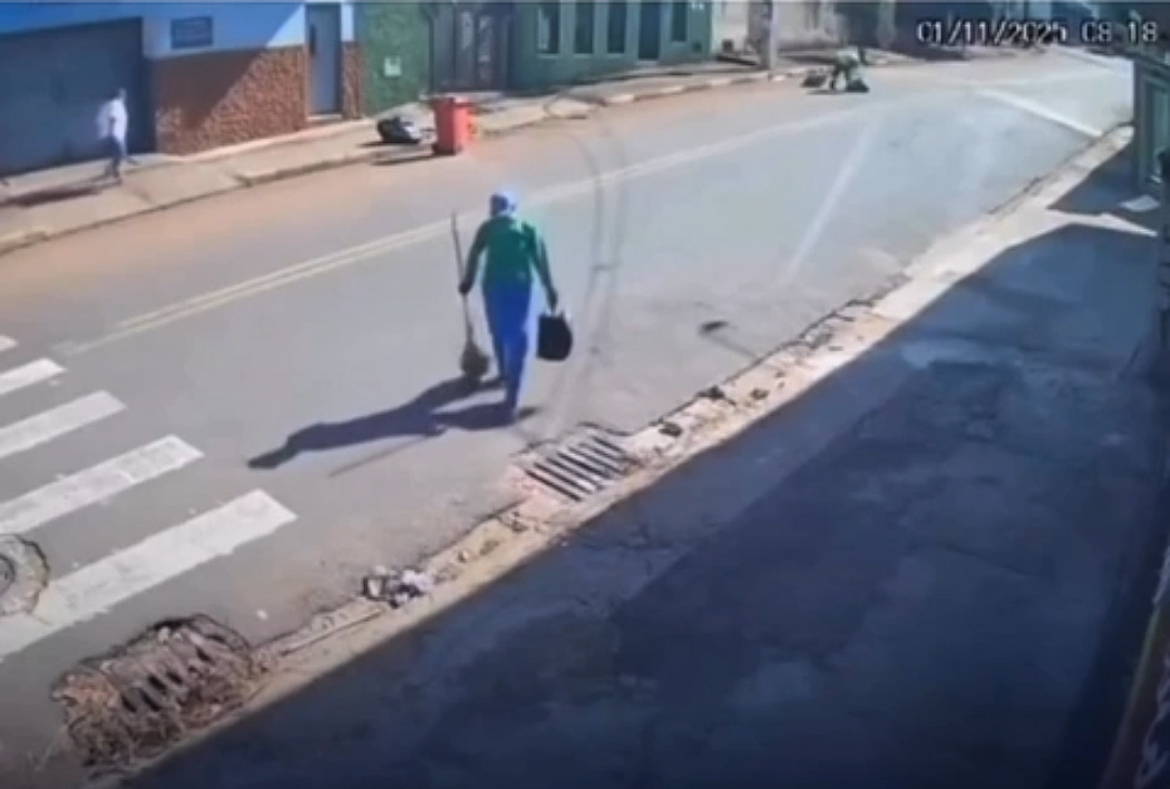 Vídeo: Trabalhadora urbana é atropelada segunda vez em seis meses