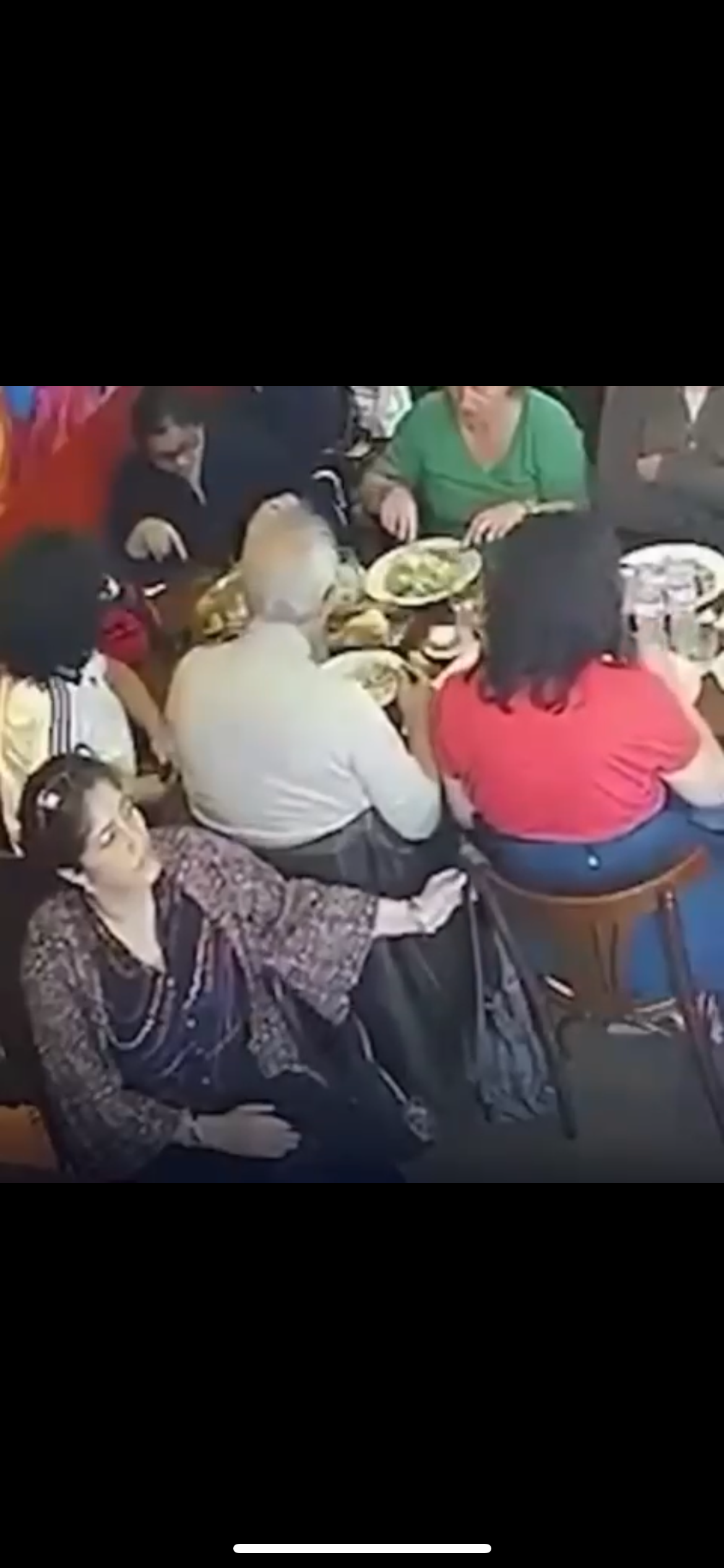 Vídeo: Mulher é flagrada ao furtar bolsa em bar de área turística
