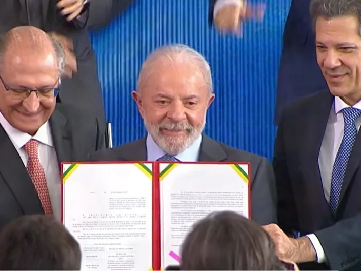 Lula sanciona lei do Imposto de Renda com isenção em até R$ 5 mil para trabalhadores