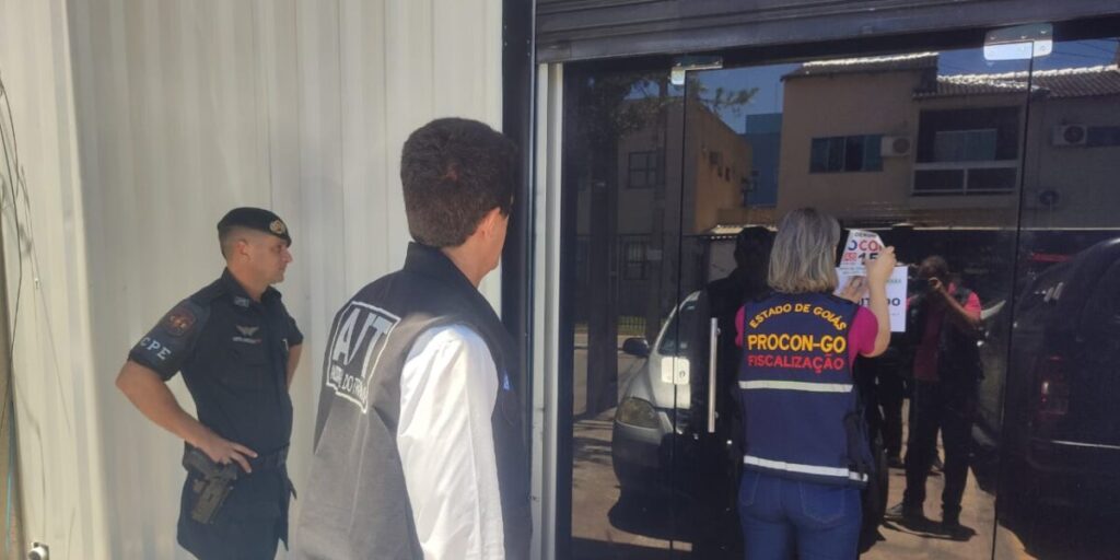 Procon-GO apreende 1,6 mil cosméticos falsificados em distribuidora de Goiânia