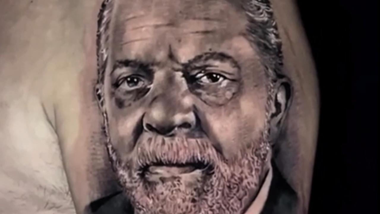 Vídeo: Homem tatua rosto de Lula e gera debate nas redes sociais