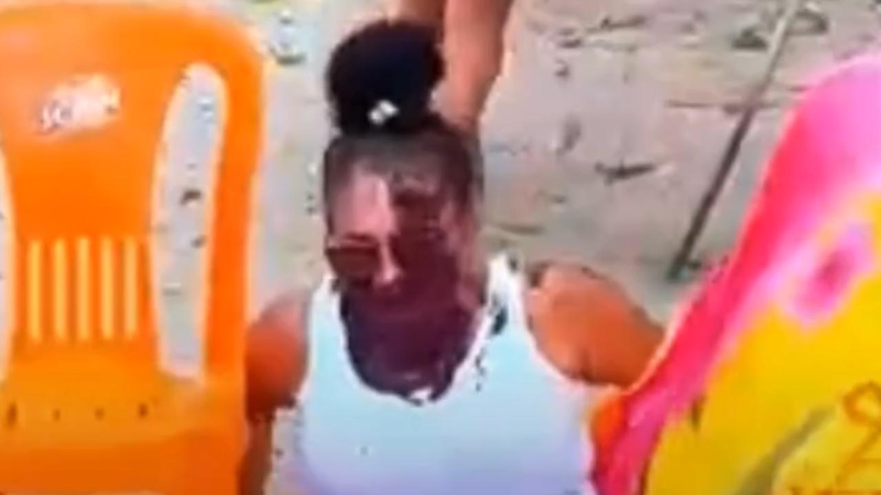 Vídeo: Pegadinha com cadeiras termina em queda e comida no rosto